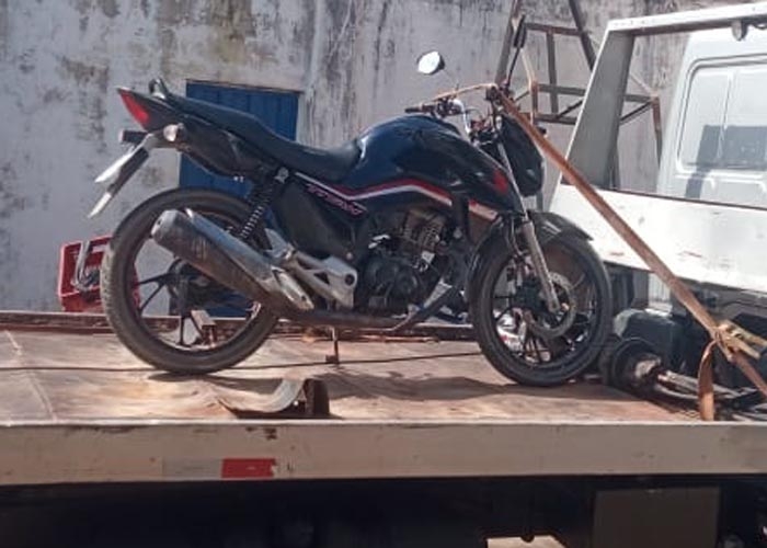 Homem é arremessado a dez metros ao bater moto em árvore durante trilha em  SC