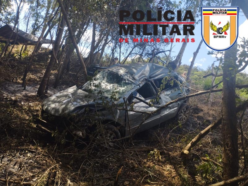 Após ultrapassagem, carro bate contra cavalo e mata passageira em Goiás