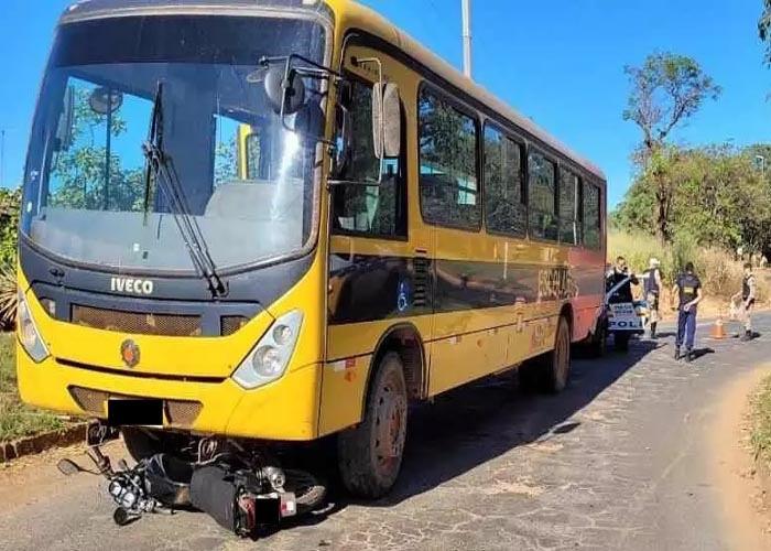 Motorista de ônibus escolar bate em carreta e fica gravemente