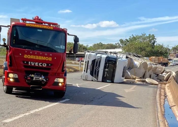 Ao chegar em Cruzeiro do Sul, Carreta da Alegria é multada e