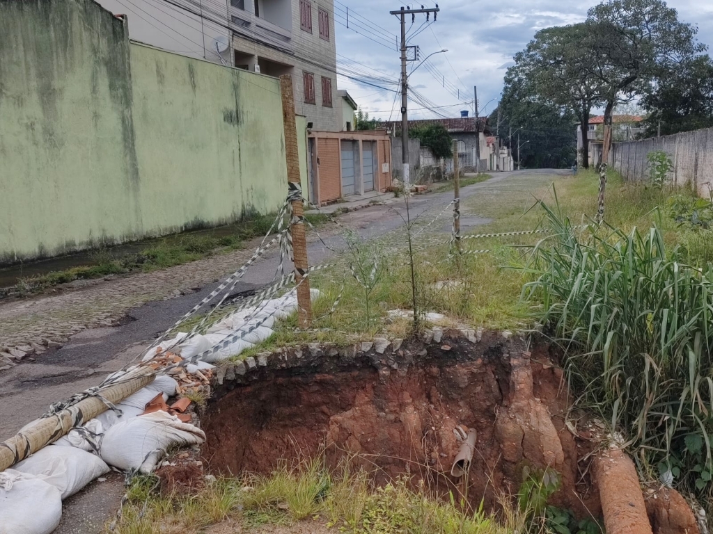 Motorista segue orientações de GPS e cai em cratera no bairro