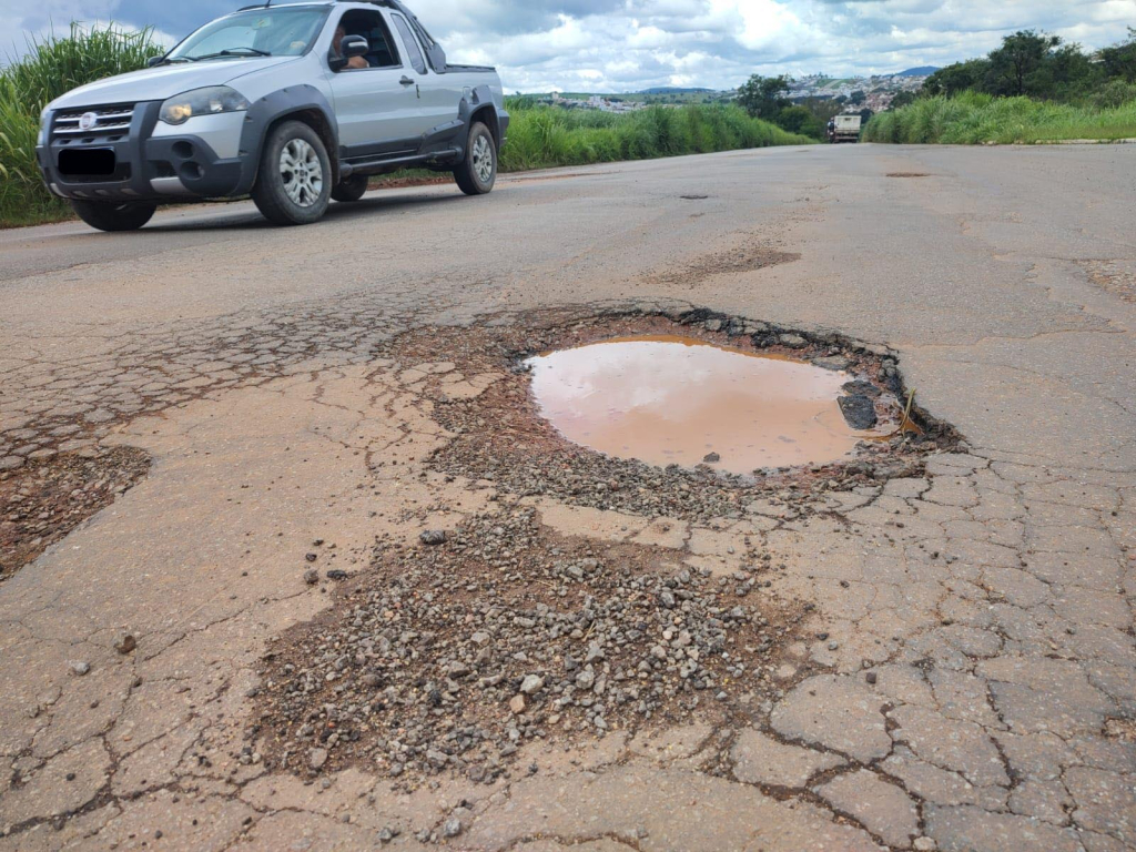 Carretas estacionadas de forma irregular geram insegurança para