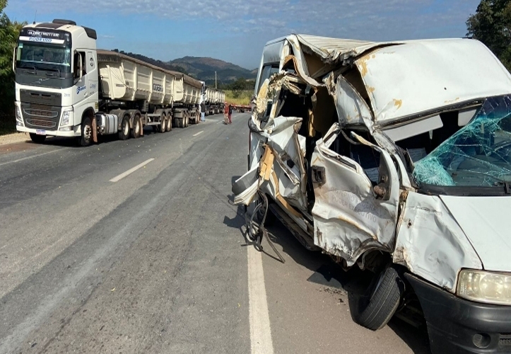 Carreta que não conseguiu passar por baixo de viaduto da BR-365 em