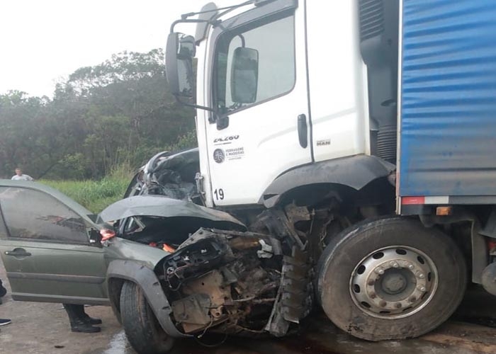 Bombeiros combatem incêndio em garagem de ônibus na Região Central de Minas, Minas Gerais