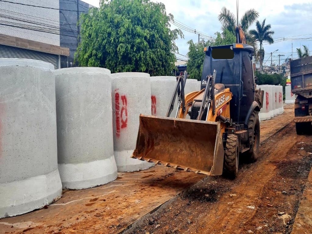 Carretas estacionadas de forma irregular geram insegurança para