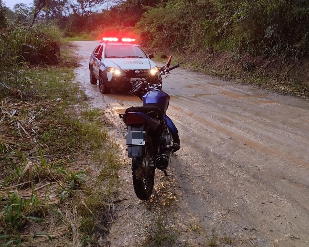 Menino de 7 anos é flagrado dirigindo moto de trilha em cidade de SC