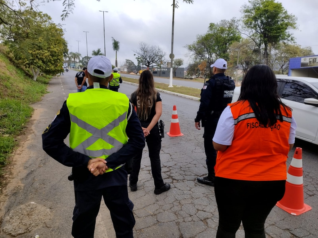 Motorista pinta meio-fio de branco para driblar proibição de estacionar