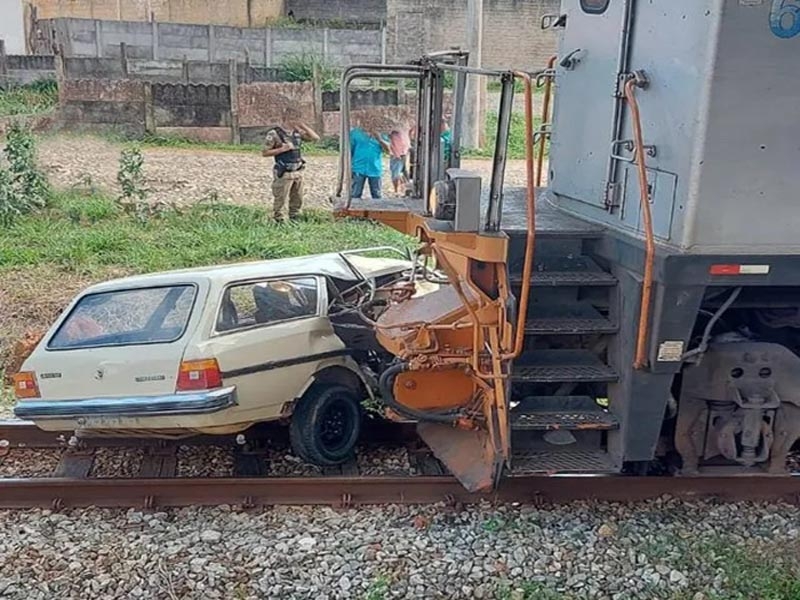 Brinquedo Trem A Corda 9 Peças Com Trilhos E Acessórios na Americanas  Empresas