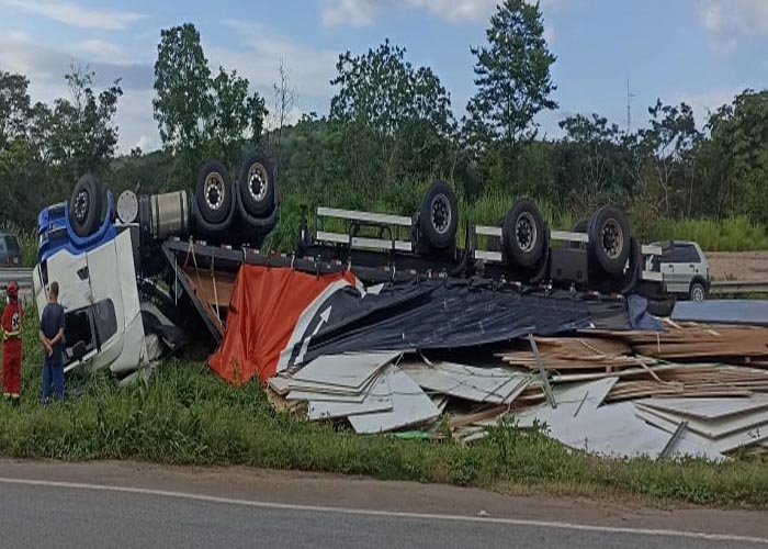 Carreta que não conseguiu passar por baixo de viaduto da BR-365 em