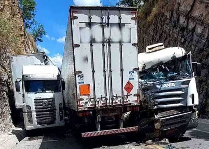 Bombeiros combatem incêndio em garagem de ônibus na Região Central de Minas, Minas Gerais