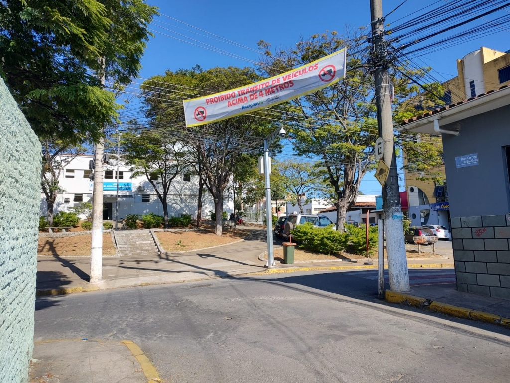 Posto da Árvore 212 SUL - O uso do triângulo de sinalização é importante  para proteger seu carro de acidentes. Ele serve para alertar condutores que  estão vindo de que há um