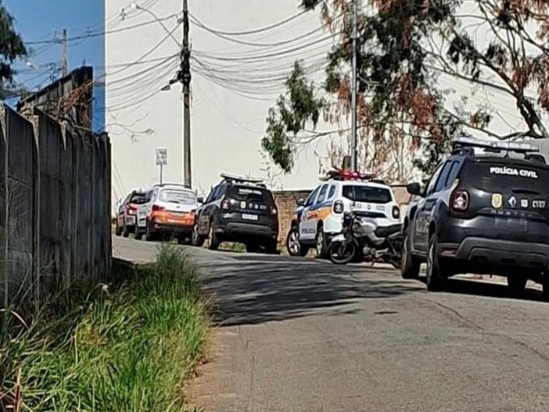 Casal briga em terminal de ônibus e polícia descobre que um deles