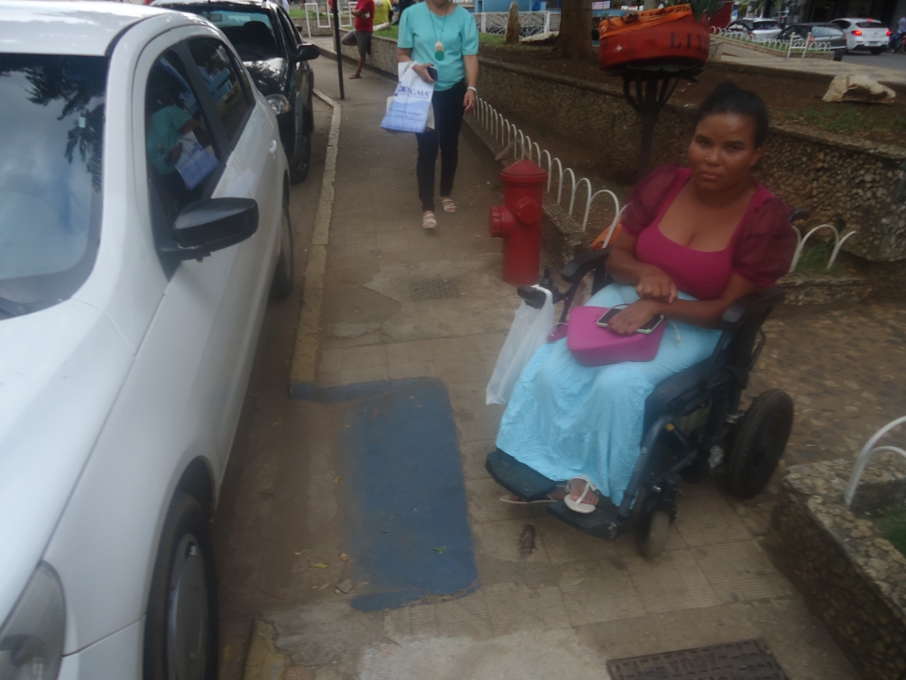 Mulher é agredida por motorista com carro estacionado em vaga de