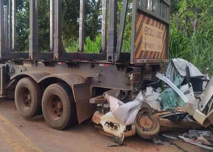 Carreta que não conseguiu passar por baixo de viaduto da BR-365 em