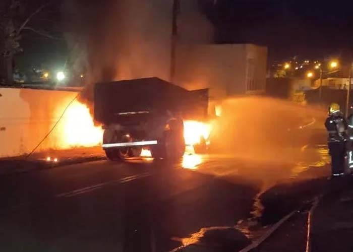 Vídeo mostra torre de cerveja desabando de caminhão em entrega em SP