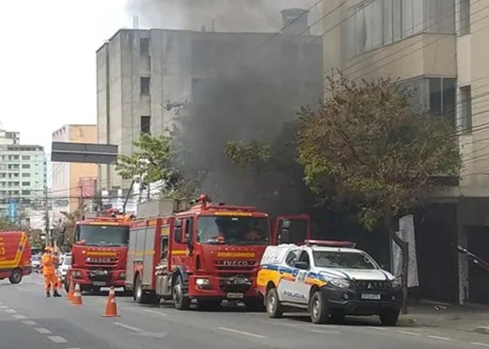 Carro de luxo atropela adolescentes ao ultrapassar em local