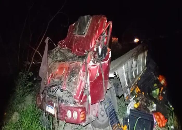 Veículo cai de viaduto na BR 251 e motorista tem ferimentos leves