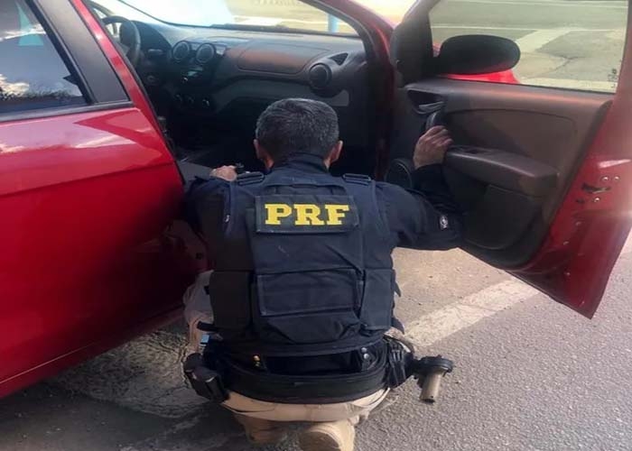 Polícia francesa começa a esmagar carros apreendidos em corridas de rua