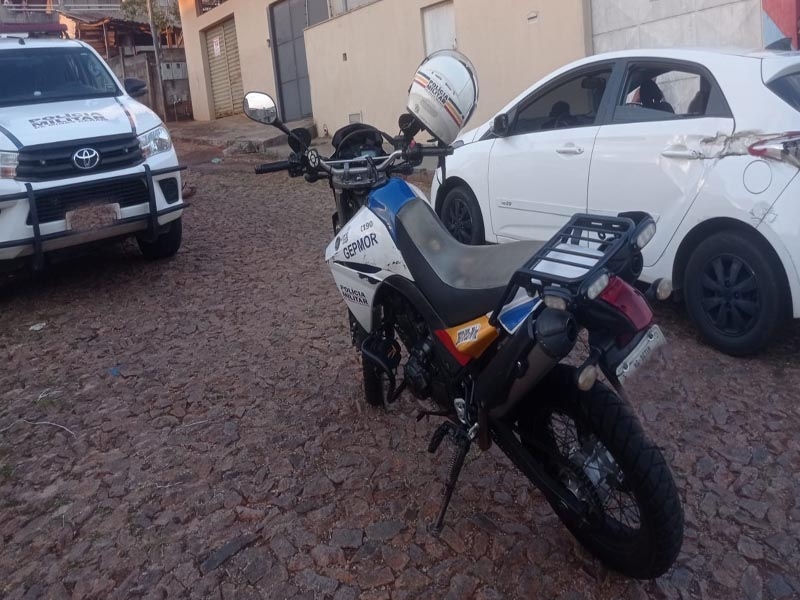 Jovem acaba preso ao ser flagrado transportando moto de trilha sem