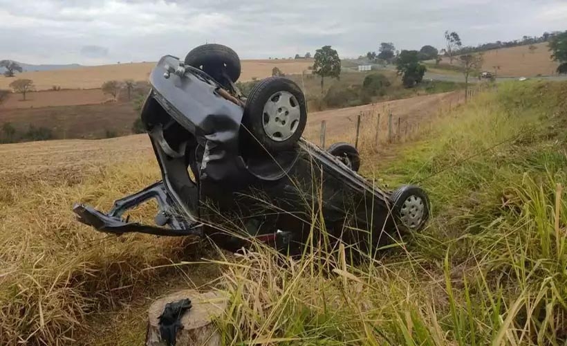 Três pessoas ficam feridas após carro atropelar vaca na BR-116 em