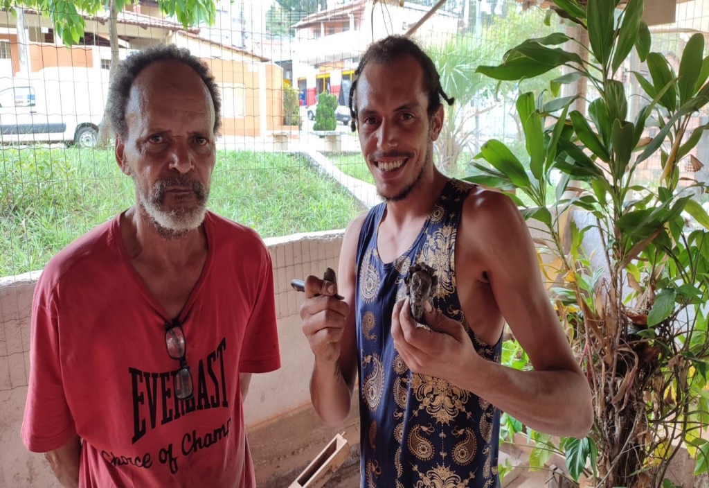 Focado pai e filho jogando xadrez na mesa antiga em hotel de luxo