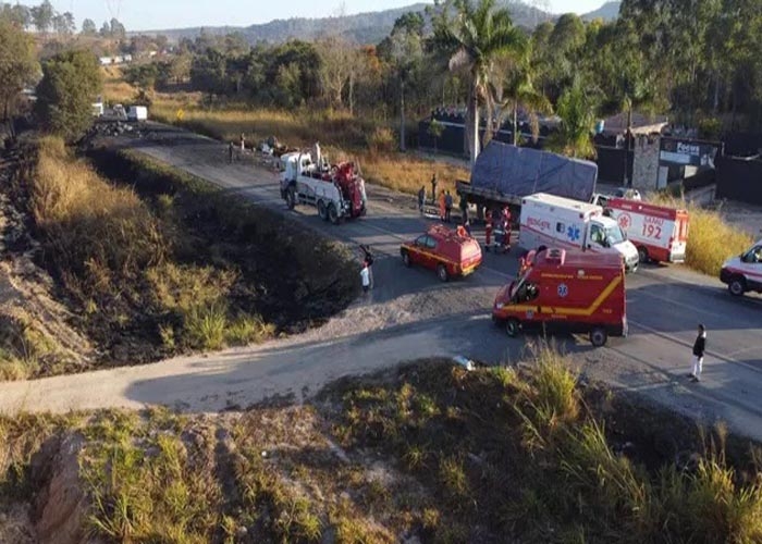 Posto da Árvore 212 SUL - O uso do triângulo de sinalização é importante  para proteger seu carro de acidentes. Ele serve para alertar condutores que  estão vindo de que há um