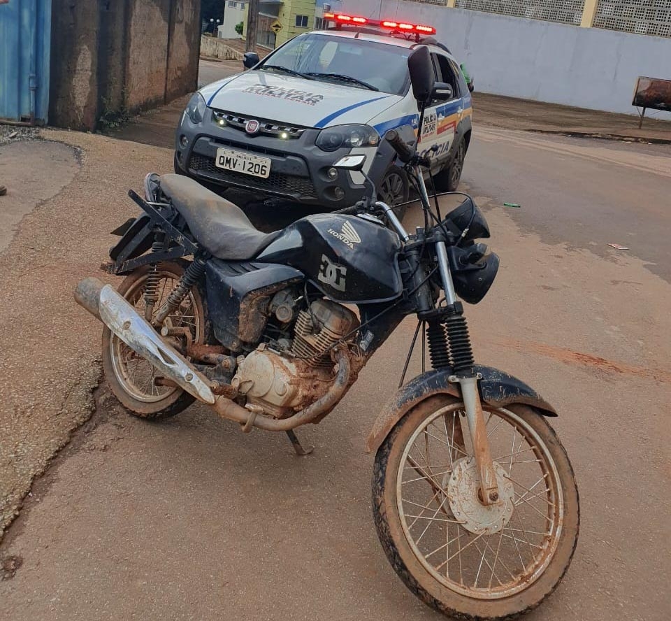 Jovem acaba preso ao ser flagrado transportando moto de trilha sem