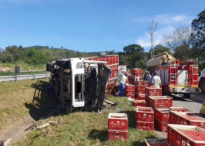 Caminhão com R$ 25 mil em multas é apreendido após estacionar em