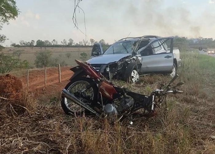 Homem é arremessado a dez metros ao bater moto em árvore durante trilha em  SC