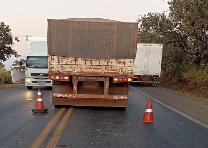 Veículo cai de viaduto na BR 251 e motorista tem ferimentos leves