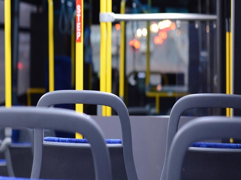 Casal briga em terminal de ônibus e polícia descobre que um deles