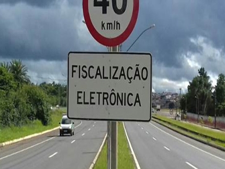 Para caminhão de empresa privada estacionar, homem tira placa de