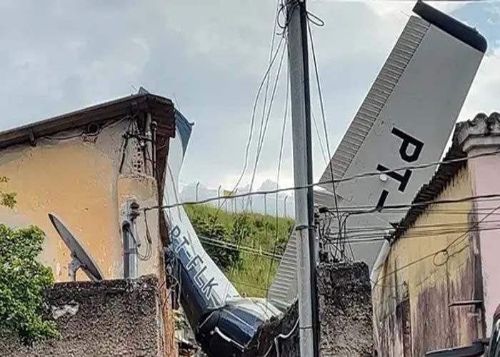 Por vítimas do terremoto, torcedores turcos jogam brinquedos no gramado