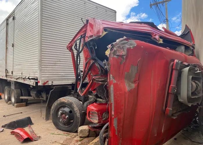 Motorista com sinais de embriaguez fica preso às ferragens após colisão  frontal 