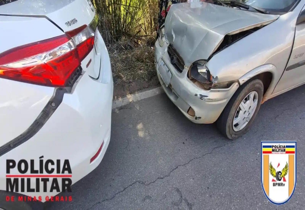 Cavalo solto na rua causa acidente de trânsito em João Pinheiro e