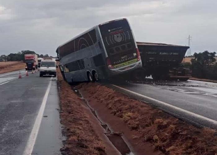 Ônibus capota e cai em ribanceira na BR-251; 25 pessoas ficaram feridas