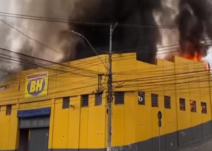 Imagens fortes: secador explode e causa incêndio em barbearia