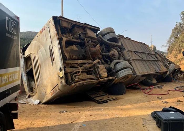 Bombeiros combatem incêndio em garagem de ônibus na Região Central de Minas, Minas Gerais