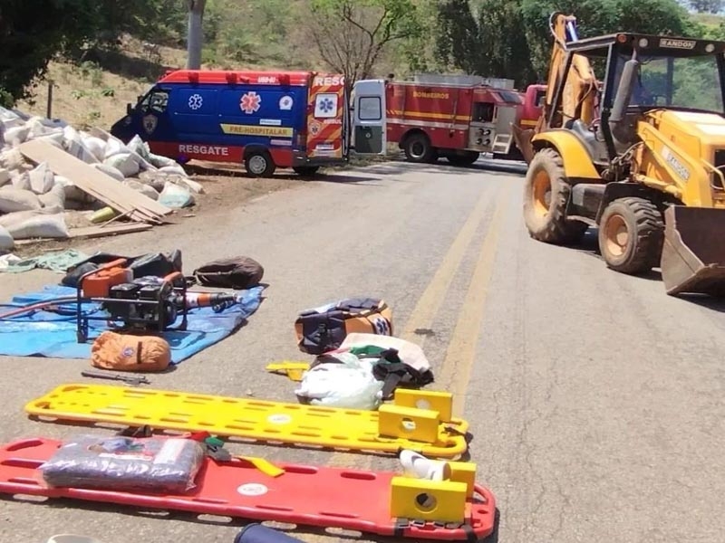 Motorista fica gravemente ferido ao atropelar e matar cavalo. Vídeo