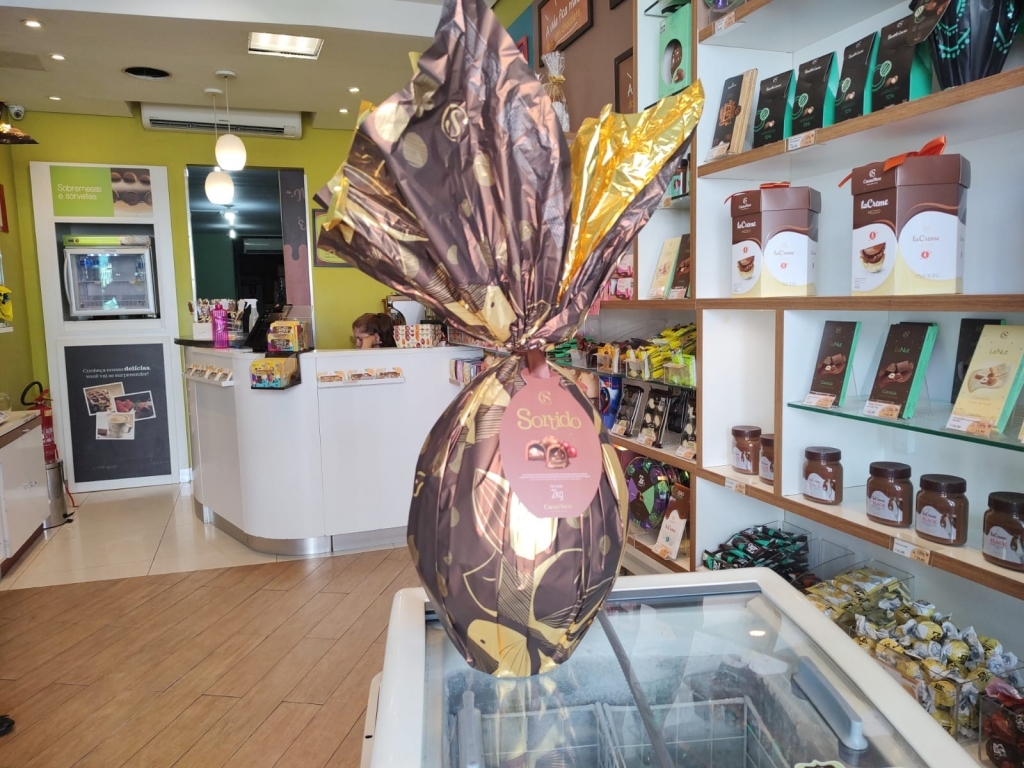 Jogo de chá dourado com vidro turco tradicional e bule na vitrine da loja.  compras de luxo