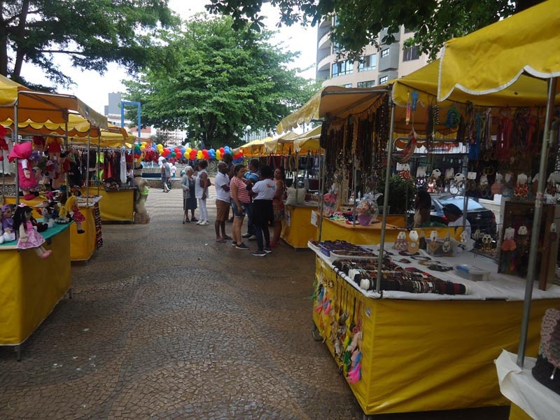 Como fazer um pião usando tampinhas de garrafas pet - Vila do Artesão