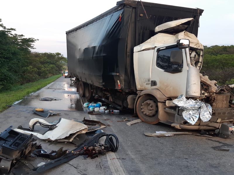 Trem atinge caminhão que emperrou em uma passagem de nível, na