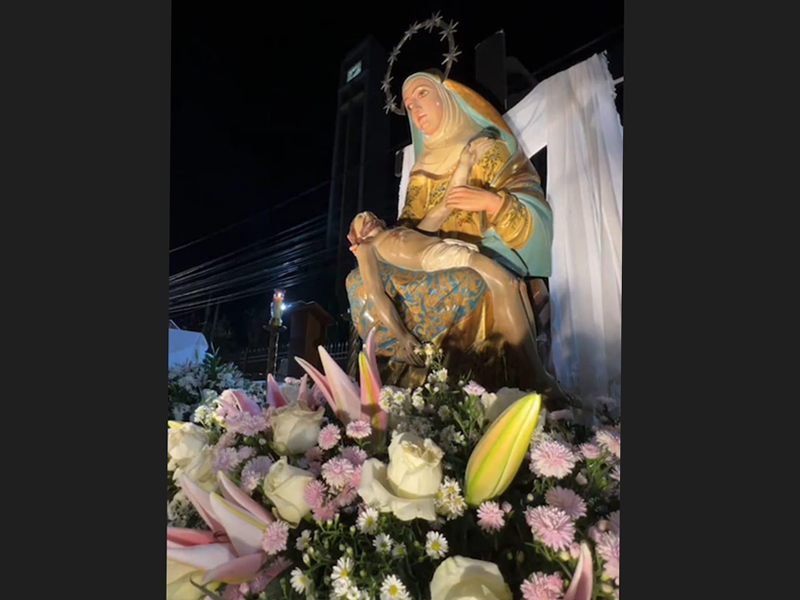 Peão emociona multidão ao pedir namorada em casamento na arena de