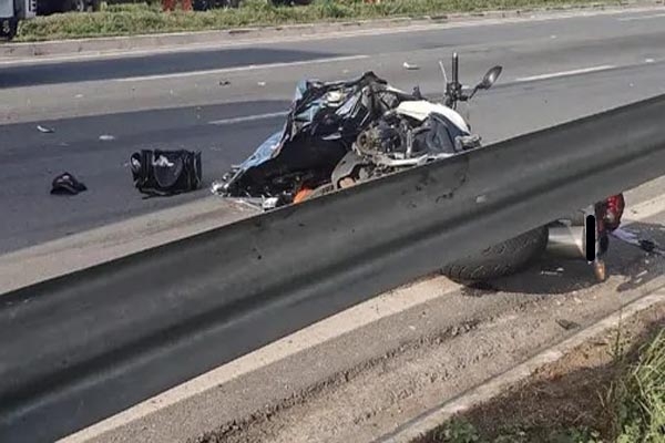 Homem-Aranha' invade trilho e é detido ao tentar parar trem em SP, São  Paulo