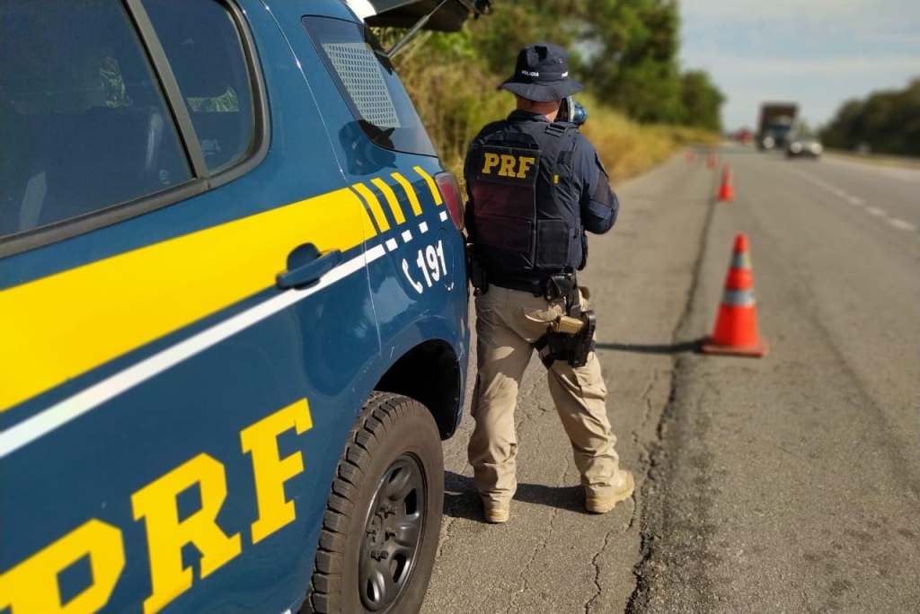 Policiais fecham comércio de salgados utilizado para o jogo do