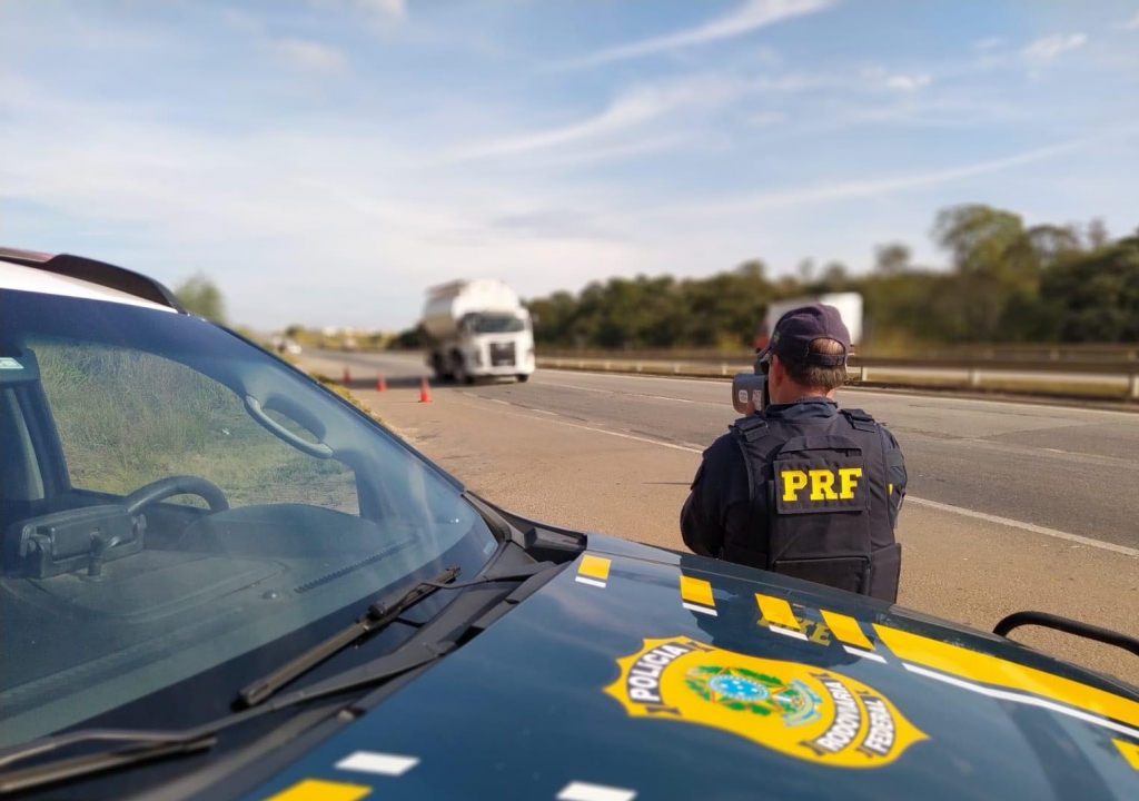 Polícia francesa começa a esmagar carros apreendidos em corridas de rua