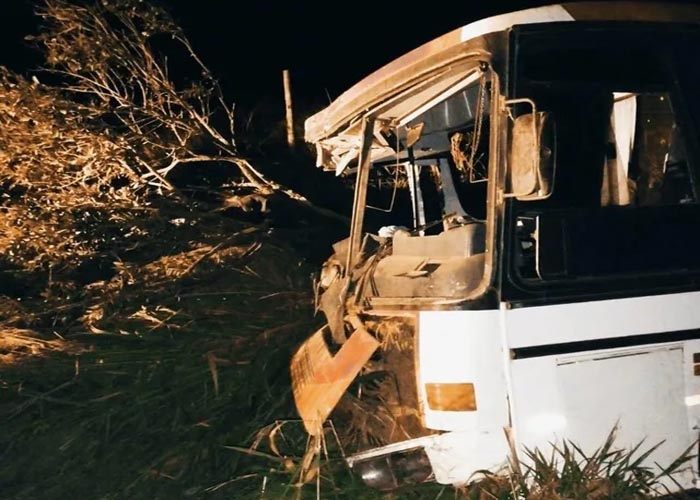 Ônibus que levava time da Série D tomba na estrada a caminho de jogo;  Ninguém se feriu, brasileirão série d