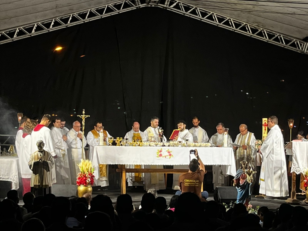 Peão emociona multidão ao pedir namorada em casamento na arena de