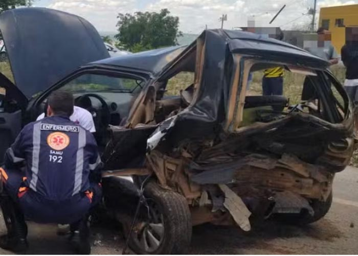 Motorista com sinais de embriaguez fica preso às ferragens após colisão  frontal 