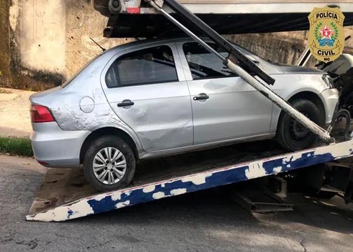 Motorista é flagrado puxando cavalo com corda ao lado de carro em